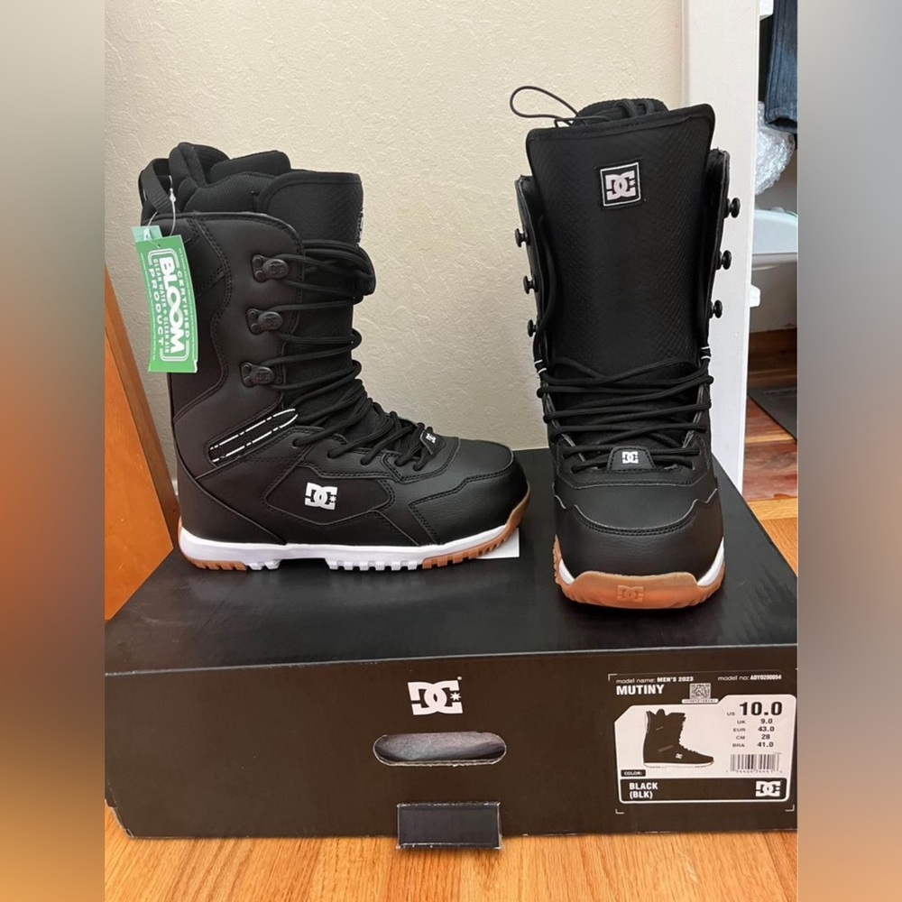 DC Shoes Mutiny Snowboard Boots men's 10